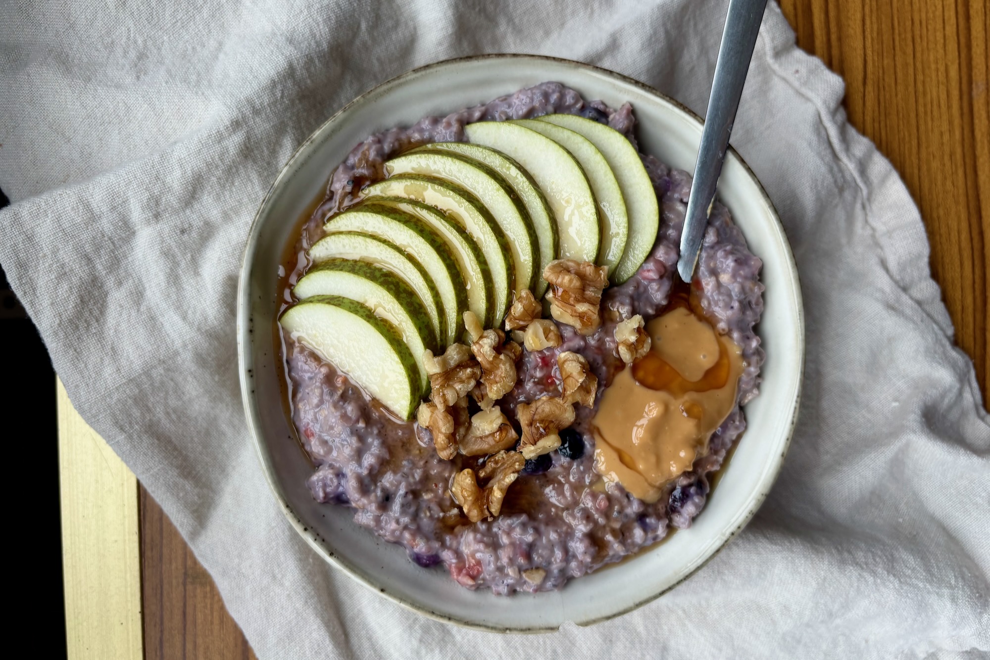 Blueberry chia porridge with pear